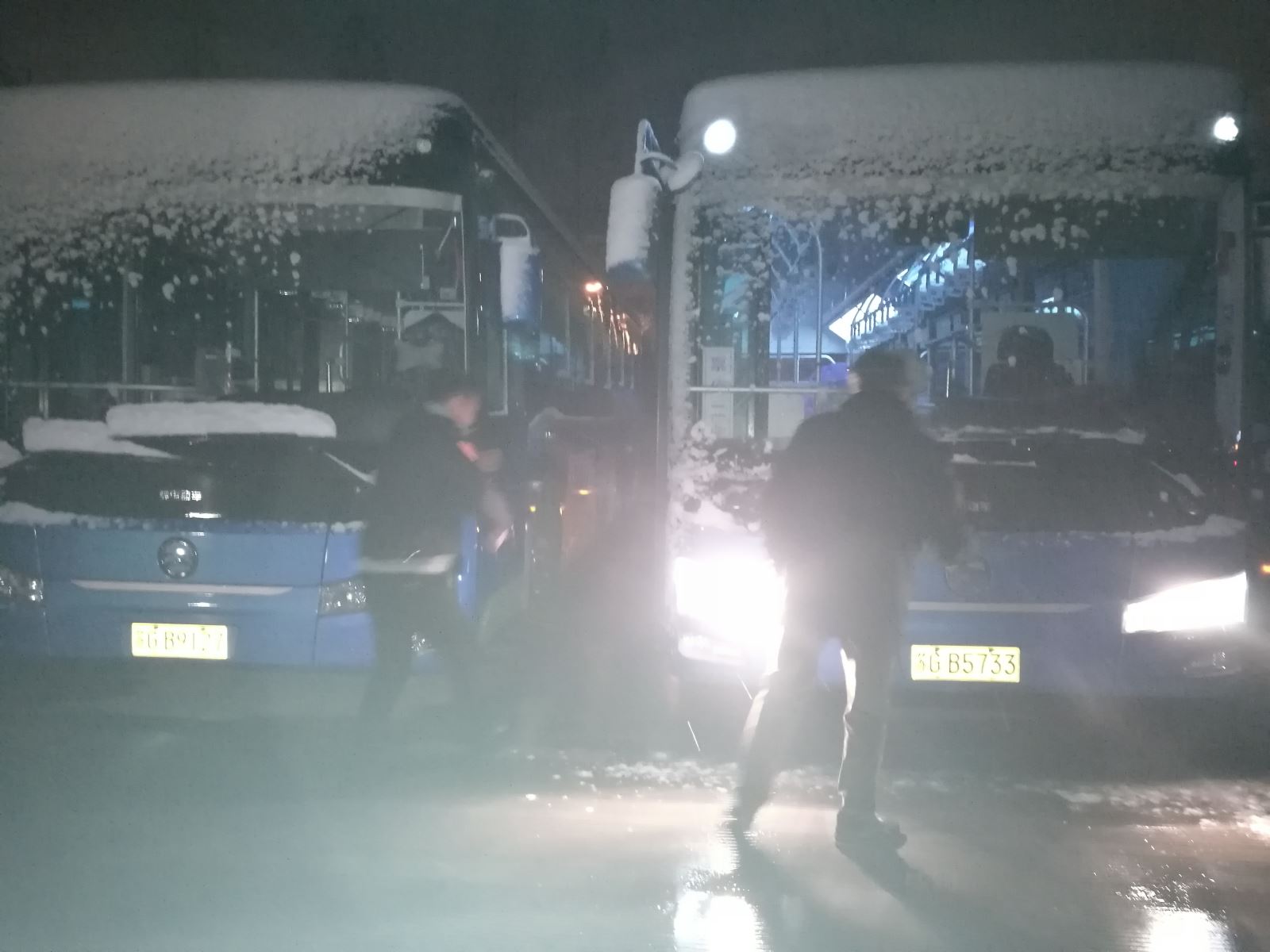 公交集團海通公交公司浴“雪”奮戰(zhàn) 全力保障市民出行